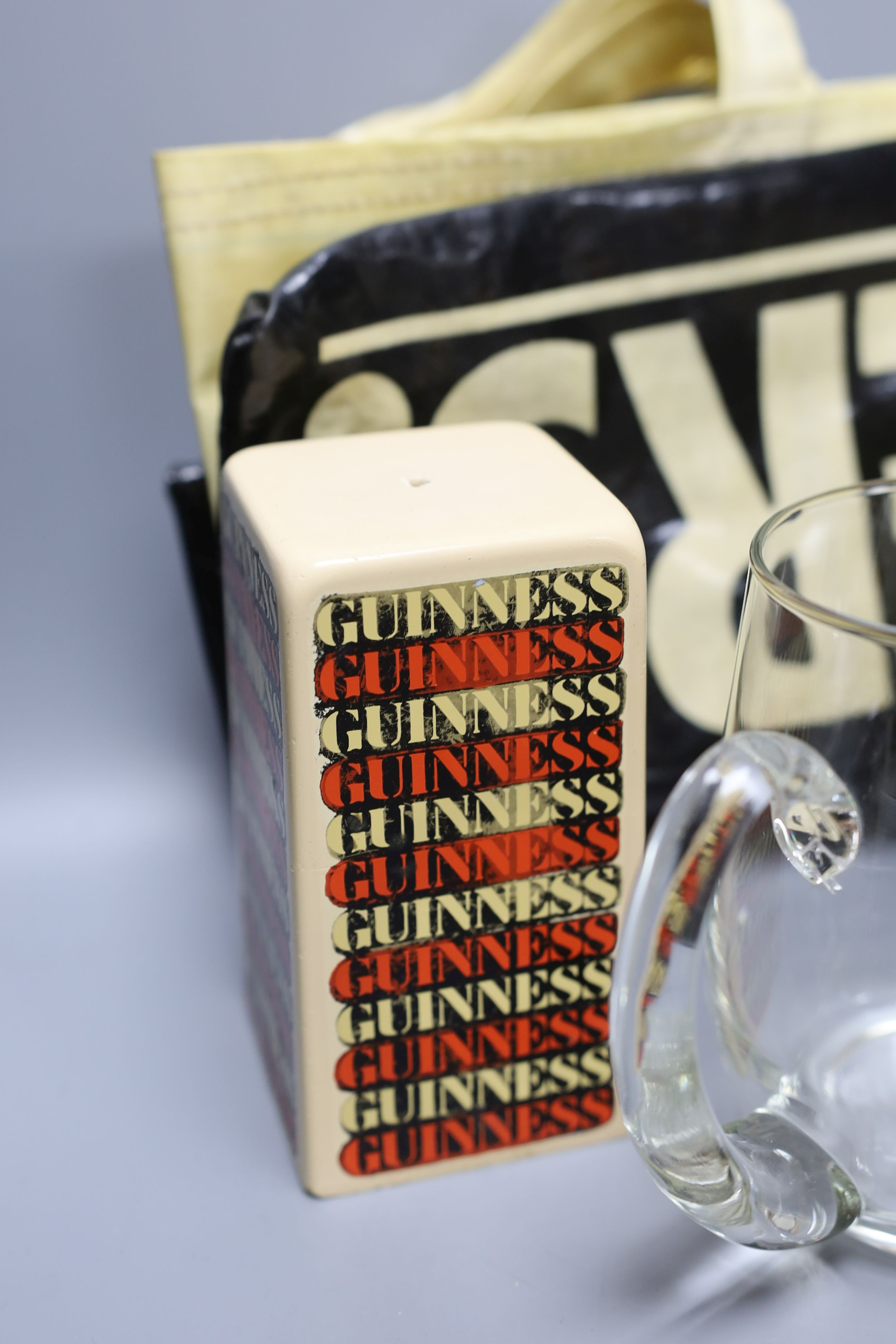 Assorted Guiness memorabilia, a Bells porcelain bottle of whisky, commemorative to the 60th birthday - Bild 5 aus 6