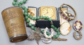 A small collection of jewellery including a silver horseshoe brooch, 9ct suspension brooch, gross