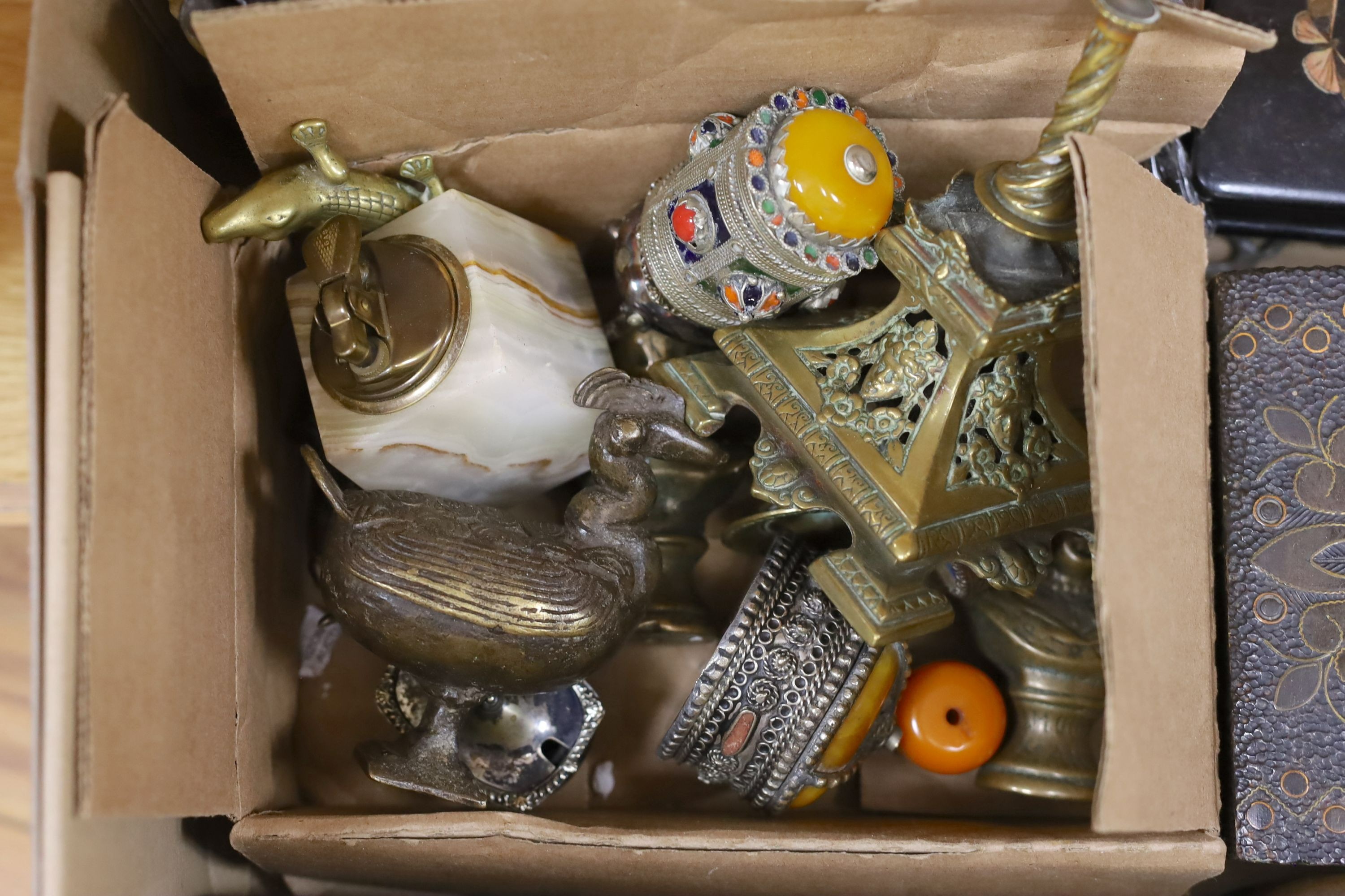 A selection of assorted miscellaneous items, to include an onyx box and lighter and other ornamental - Image 5 of 6