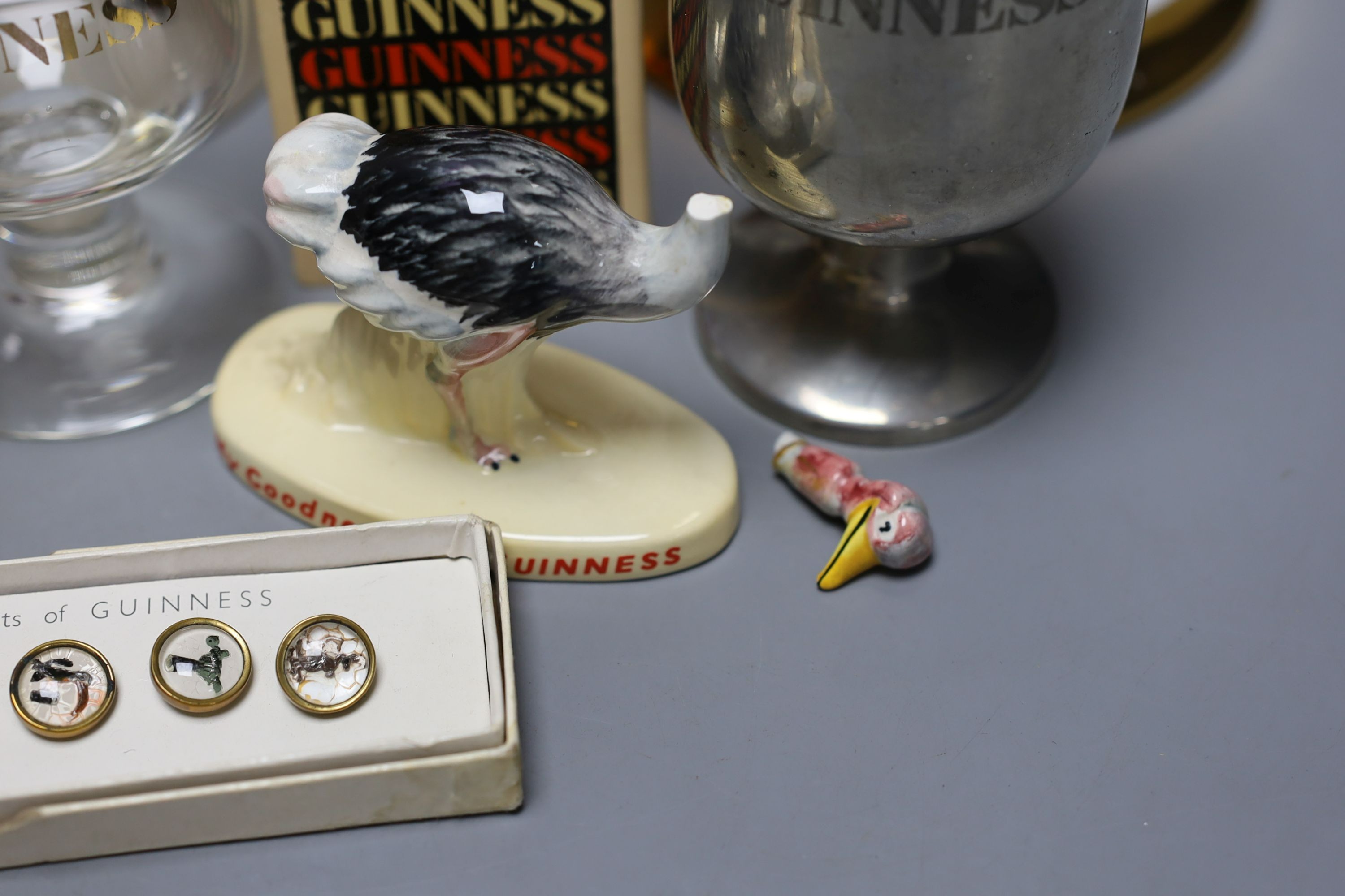 Assorted Guiness memorabilia, a Bells porcelain bottle of whisky, commemorative to the 60th birthday - Bild 3 aus 6