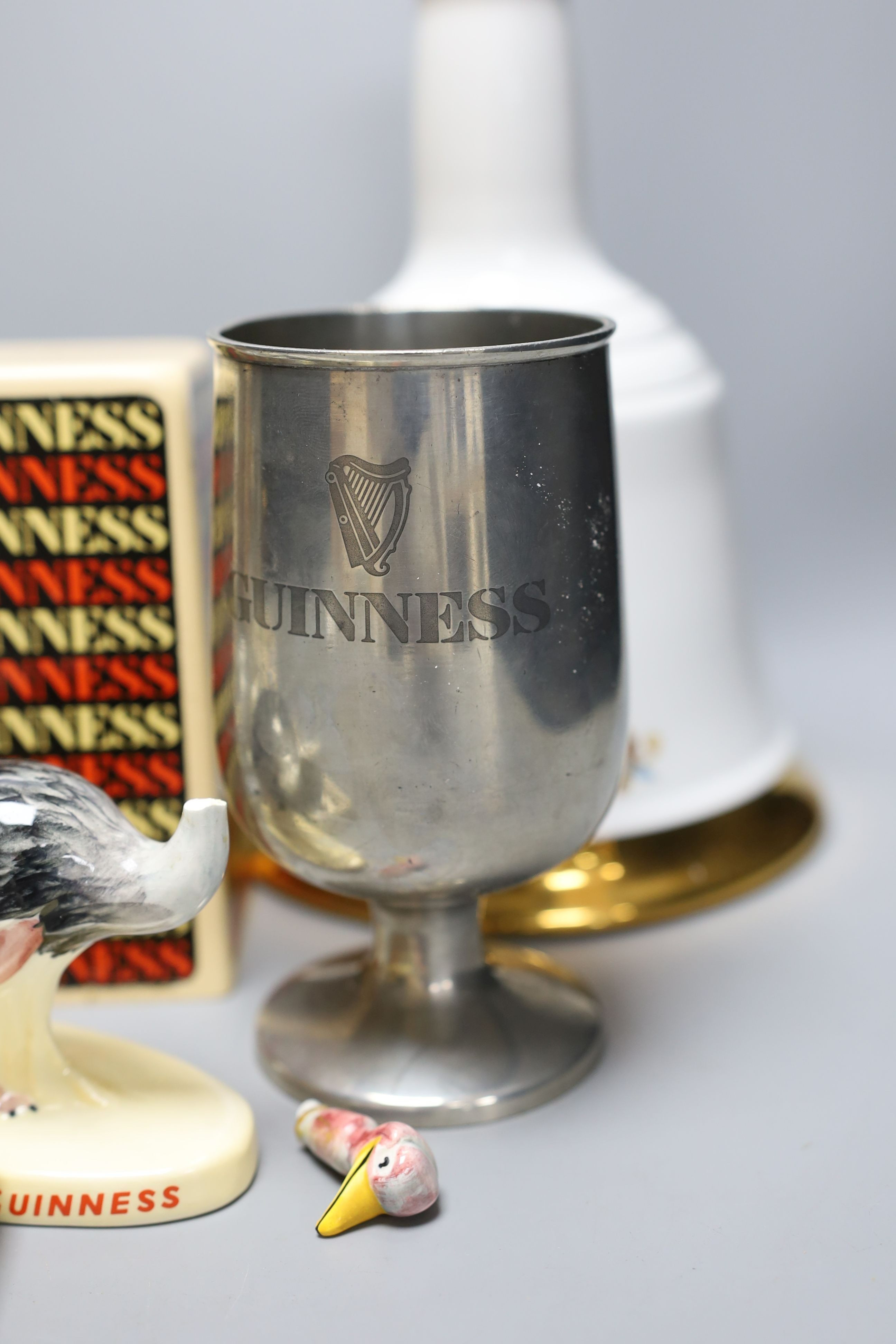 Assorted Guiness memorabilia, a Bells porcelain bottle of whisky, commemorative to the 60th birthday - Bild 4 aus 6