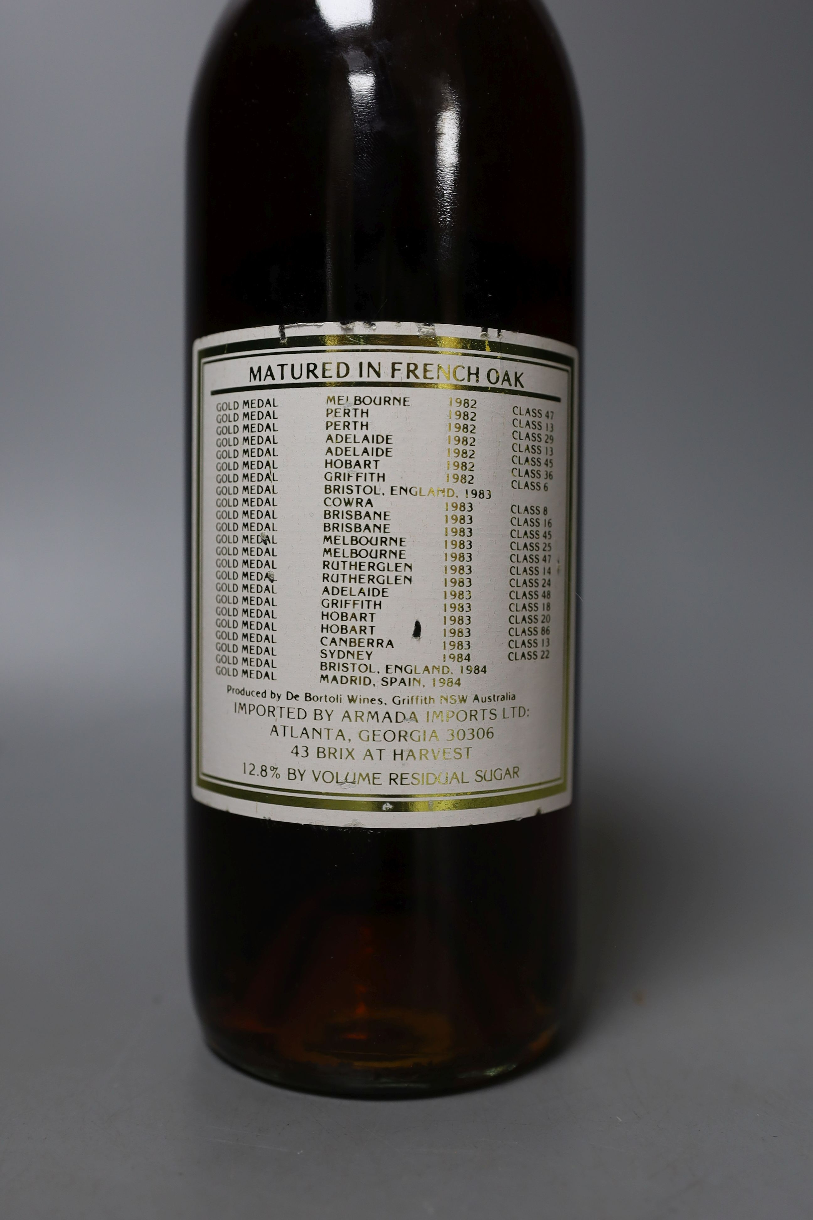 A bottle of De Bortoli Sauternes (Noble One) Botrytis Semillion - Yarra Valley, the first vintage - Bild 2 aus 2