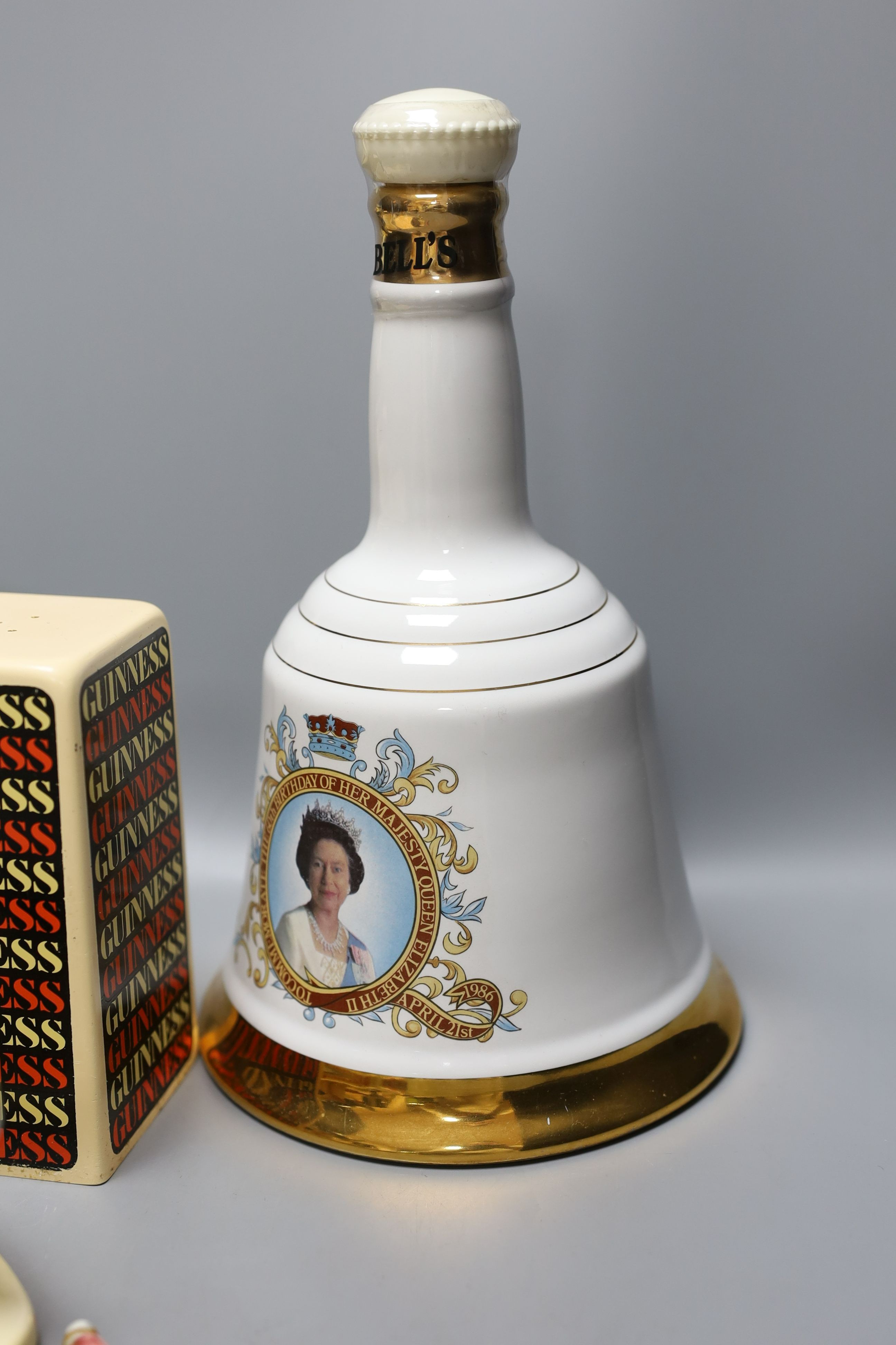 Assorted Guiness memorabilia, a Bells porcelain bottle of whisky, commemorative to the 60th birthday - Bild 6 aus 6