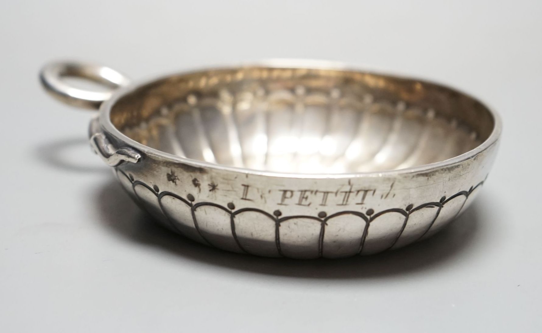 A late 18th/early 19th century French white metal taste vin, with engraved inscription and ring - Bild 2 aus 3