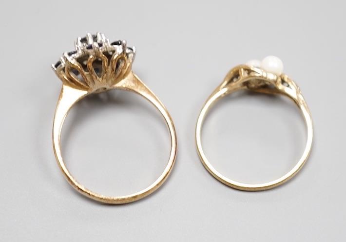 A modern 9ct gold, sapphire and diamond cluster ring and a similar cultured pearl and diamond chip - Image 3 of 3