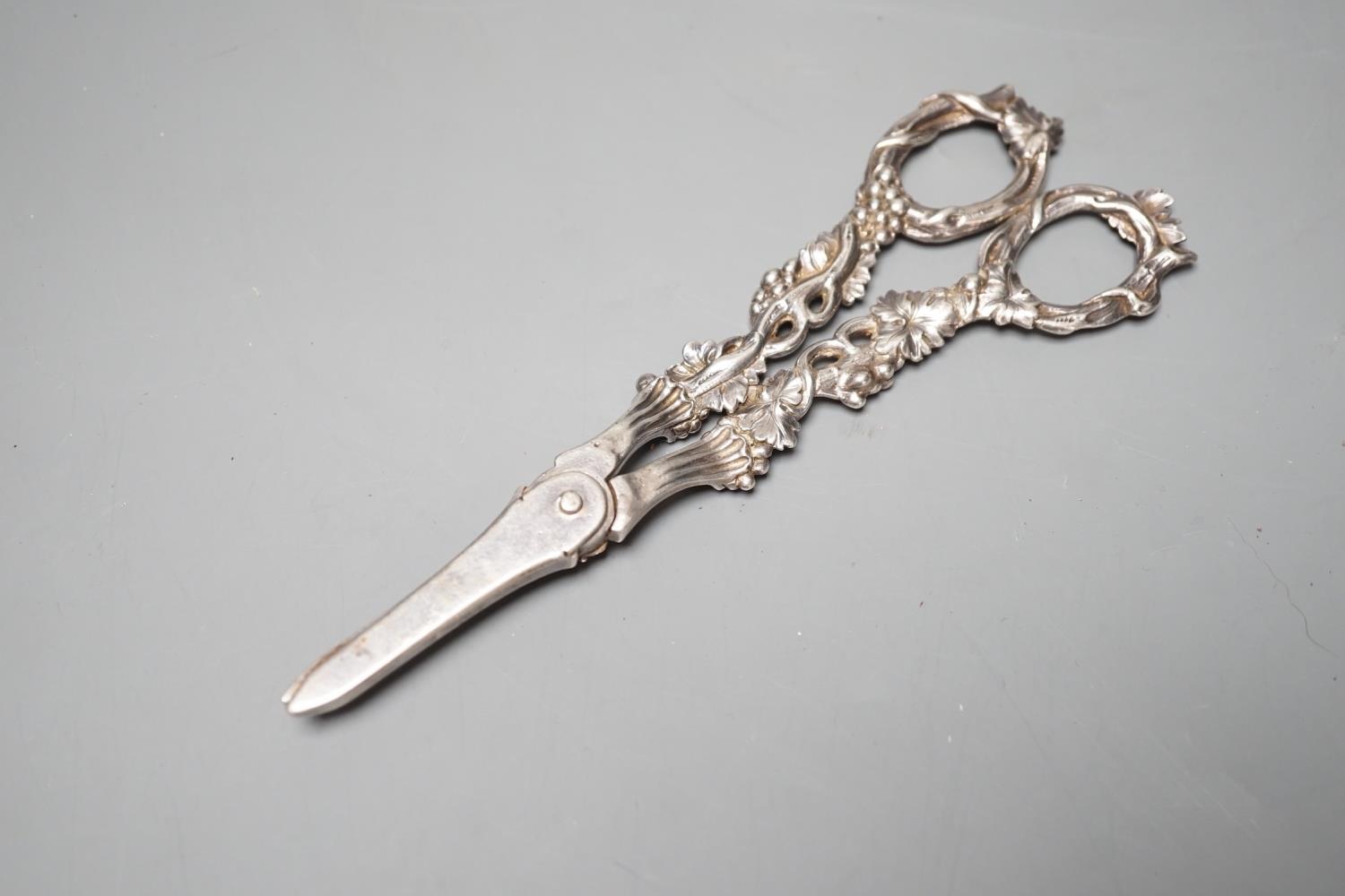 A pair of William IV silver grape scissors, London, 1832, no maker's marks, 18cm, 120 grams. - Image 3 of 3