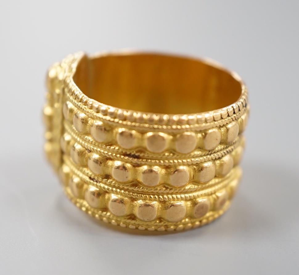 A Middle Eastern embossed yellow metal ring, size O/P, 14.8 grams. - Image 3 of 4