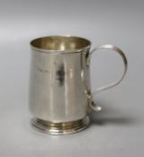 A small late George I silver mug, with reeded handle, by George Greenhill Jones, London, 1725, 77mm,