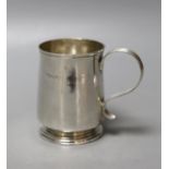 A small late George I silver mug, with reeded handle, by George Greenhill Jones, London, 1725, 77mm,