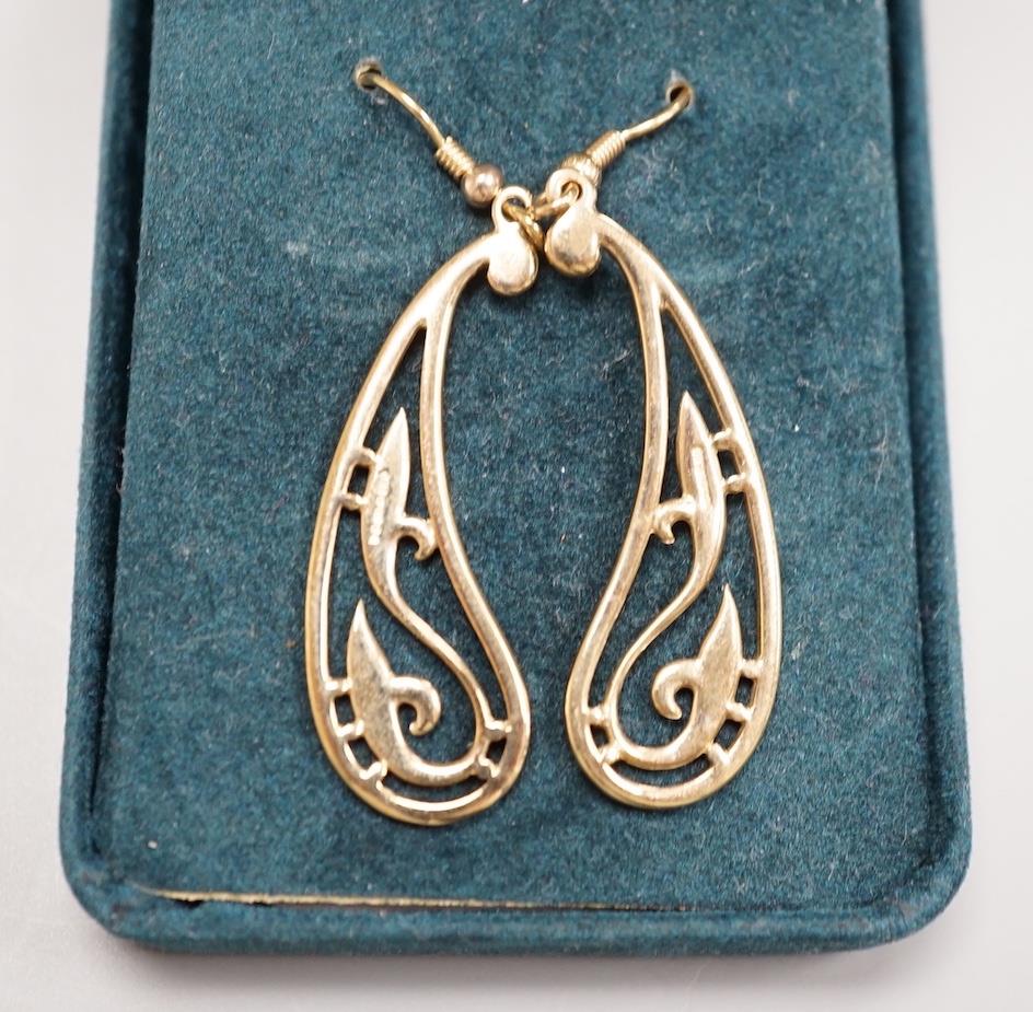 A modern 9ct gold pierced scroll drop earrings, 41mm, 6.1 grams. - Image 2 of 2