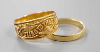 A late Victorian 18ct gold band, embossed with the phrase 'I Cling To Thee', size P/Q and a later