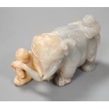 A Chinese jade elephant group 15cm