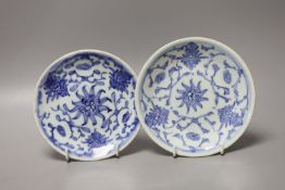 A pair of 19th century Chinese blue and white dishes - 15cm diameter