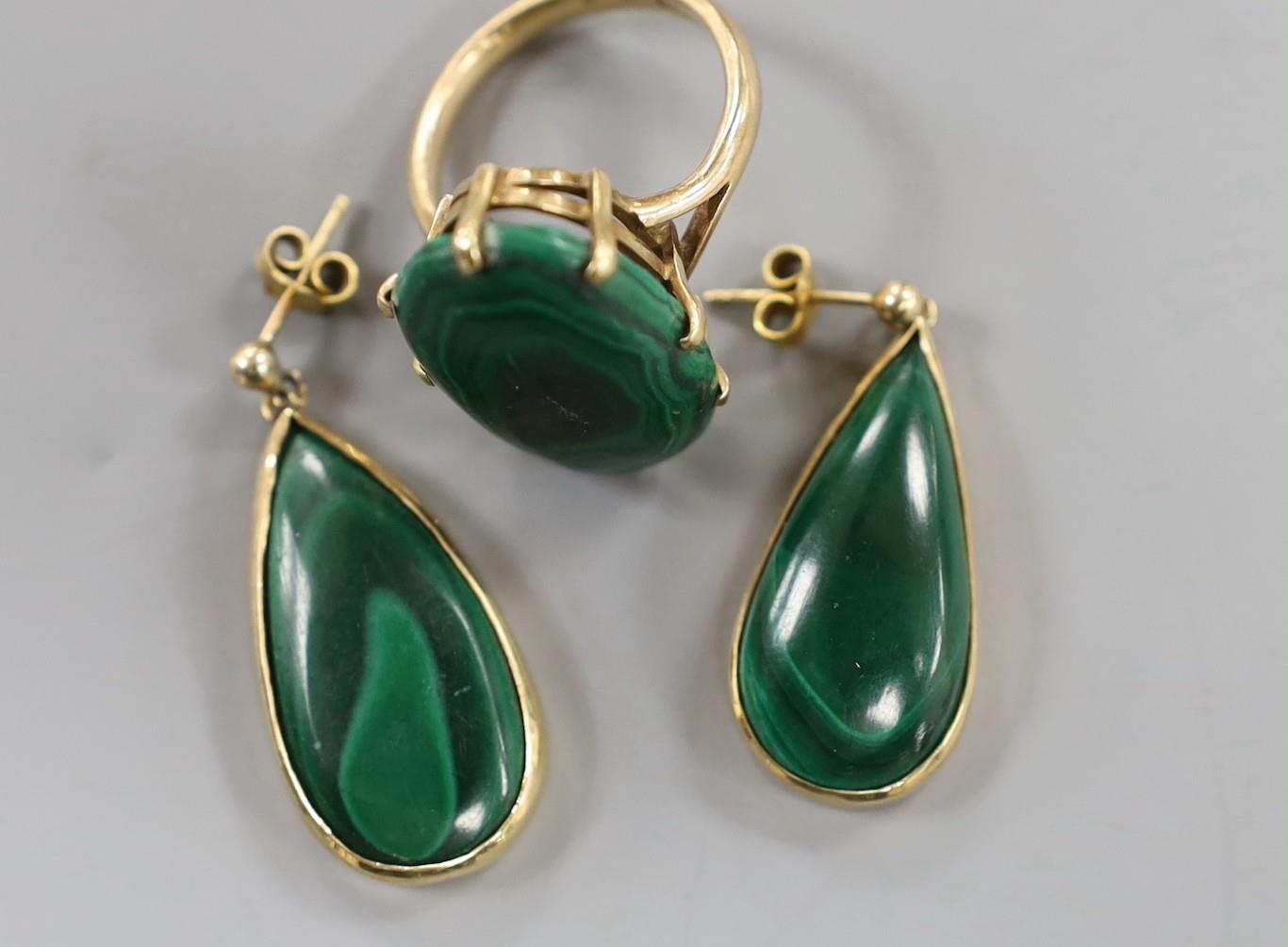 A 9ct gold and malachite set oval ring, size P/Q and a pair of similar earrings, gross weight 20.4 - Image 2 of 4