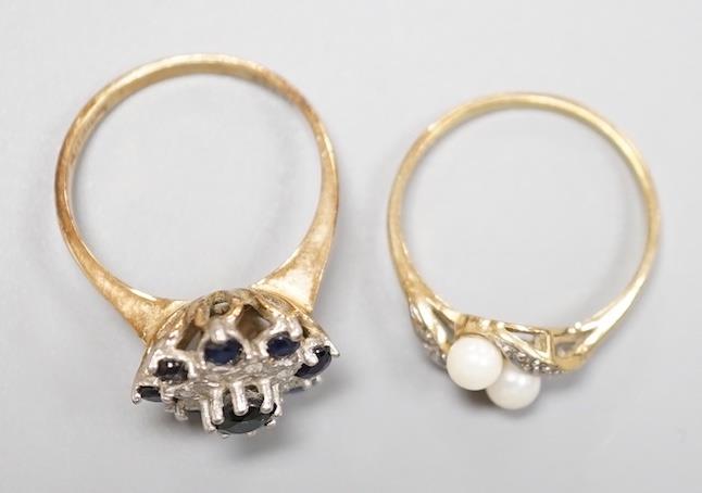 A modern 9ct gold, sapphire and diamond cluster ring and a similar cultured pearl and diamond chip - Image 2 of 3