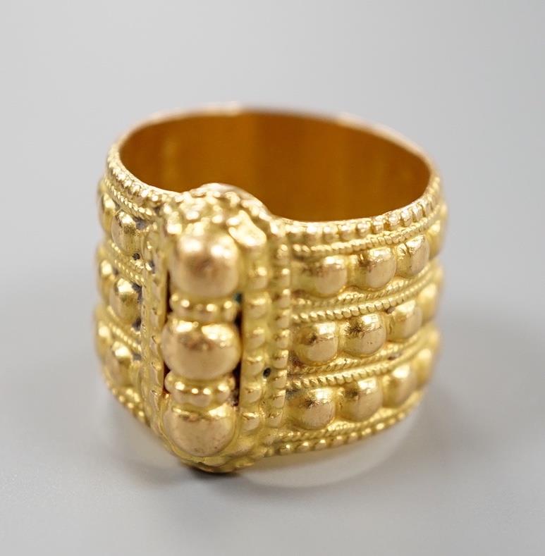 A Middle Eastern embossed yellow metal ring, size O/P, 14.8 grams. - Image 2 of 4