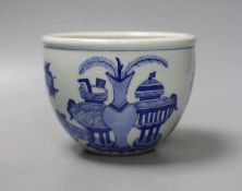 A small Chinese blue and white jardiniere, 10cm