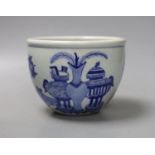 A small Chinese blue and white jardiniere, 10cm