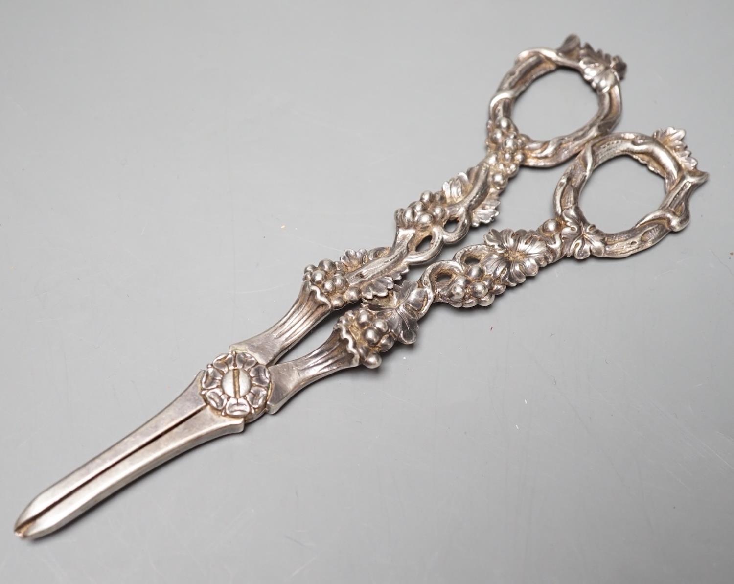 A pair of William IV silver grape scissors, London, 1832, no maker's marks, 18cm, 120 grams.