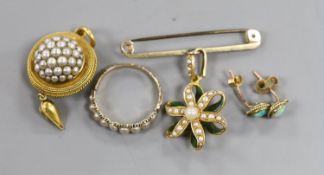 A Victorian yellow metal and seed pearl set drop mourning pendant, with plaited hair verso, 32mm,