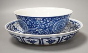 A Chinese blue and white bowl and a similar dish, 21cm