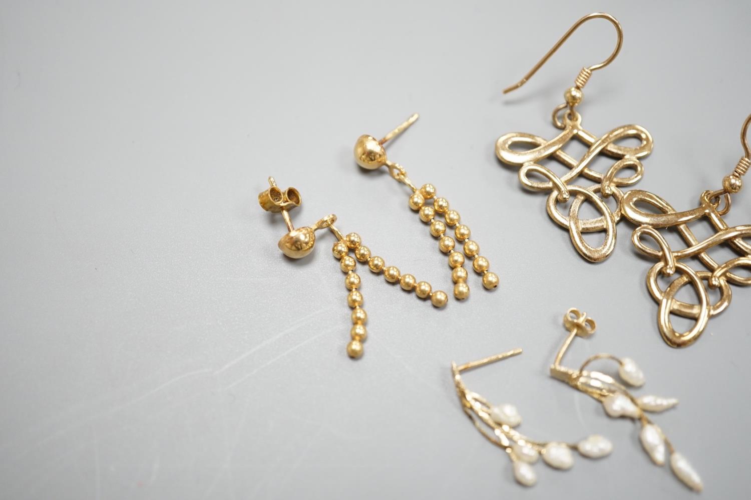 Two pairs of modern 9ct gold earrings including interwoven and tassel drop, 6.5 grams and a pair - Image 4 of 4