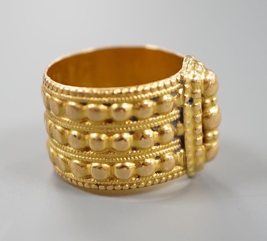 A Middle Eastern embossed yellow metal ring, size O/P, 14.8 grams. - Image 4 of 4