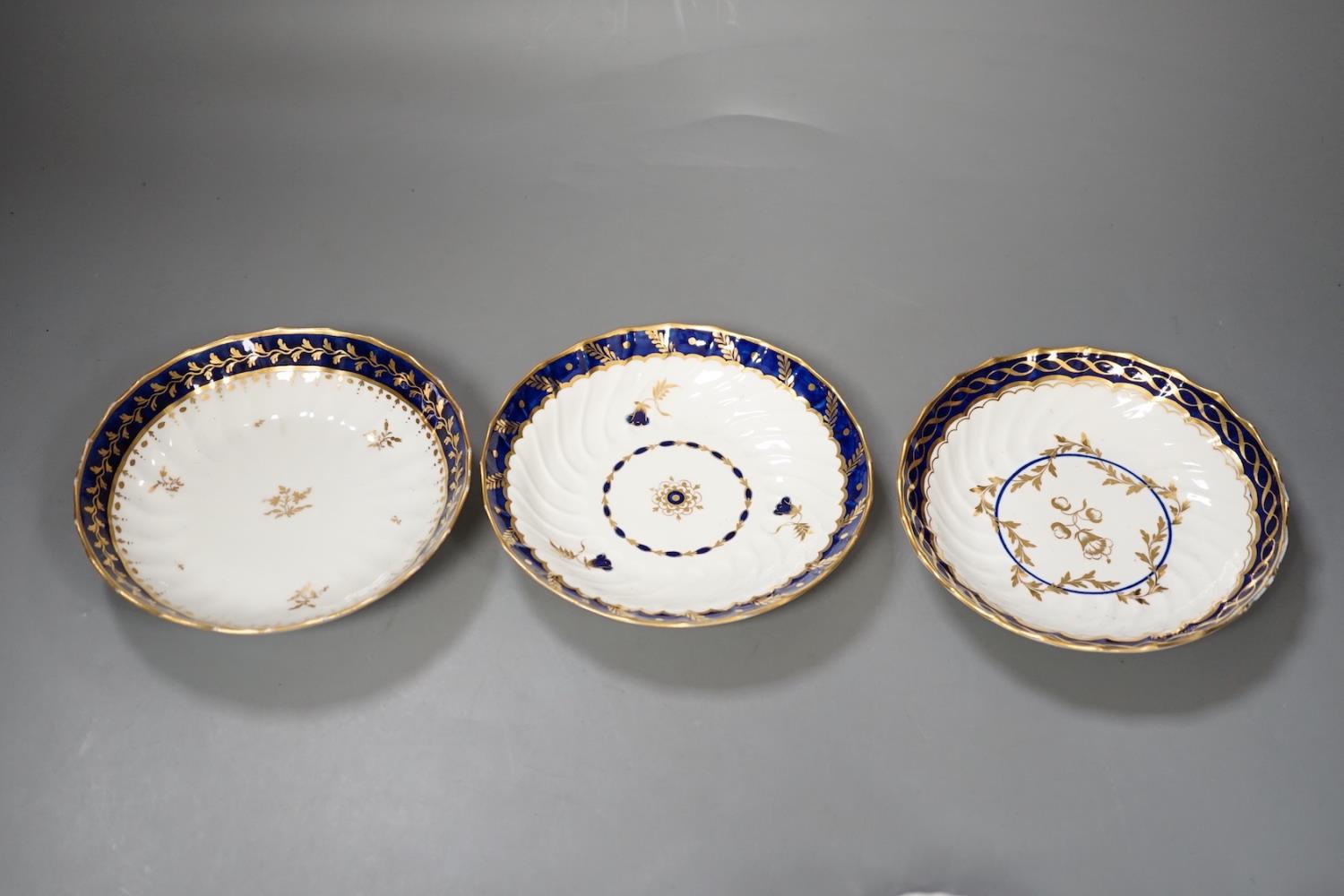 Three flight Worcester shankered teawares two coffee cup and saucers with blue borders and a teabowl - Image 6 of 14