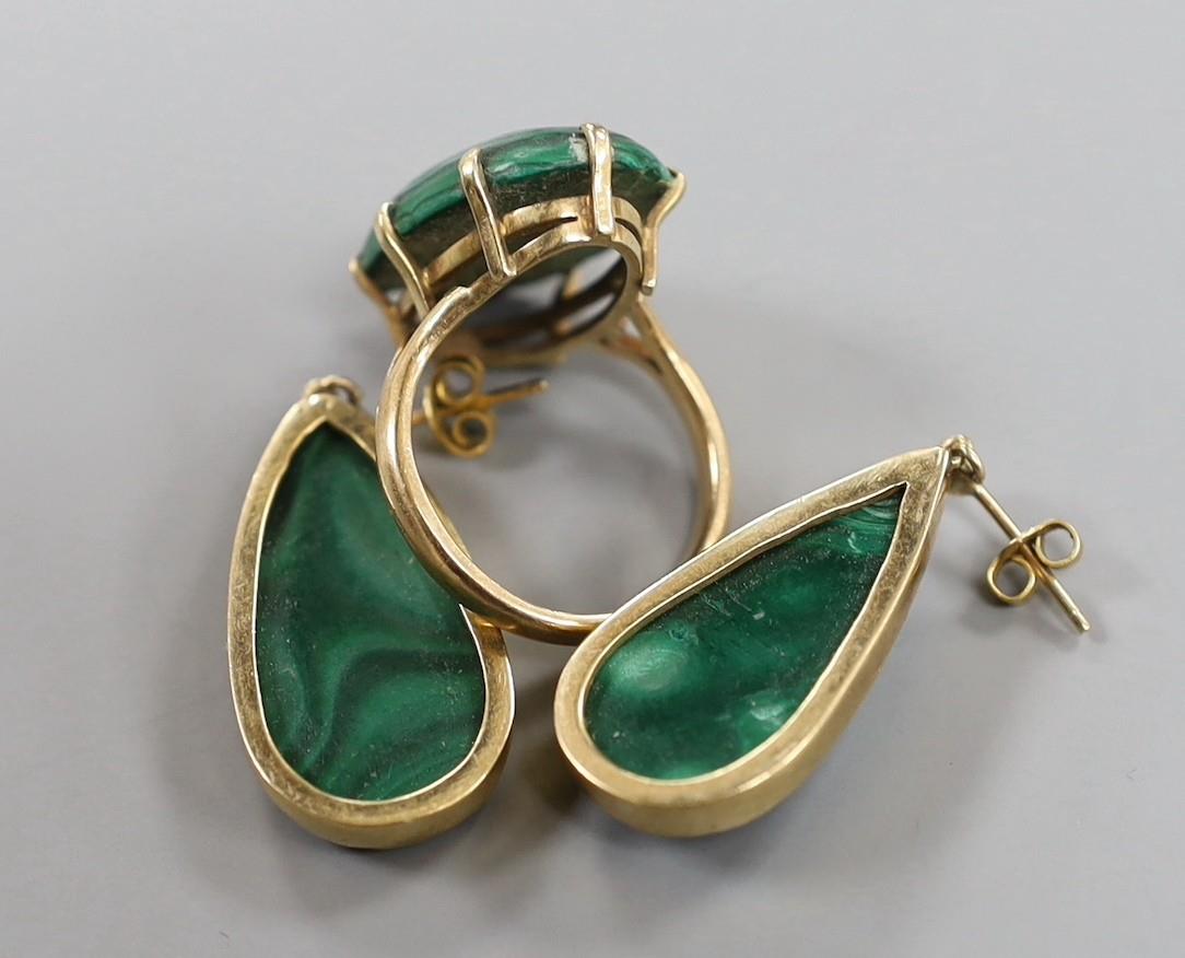 A 9ct gold and malachite set oval ring, size P/Q and a pair of similar earrings, gross weight 20.4 - Image 3 of 4