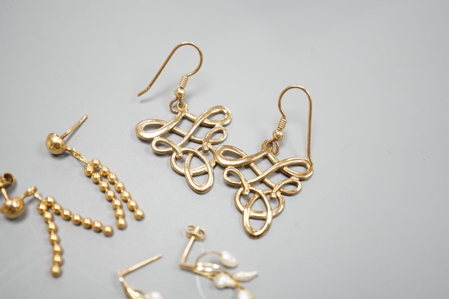 Two pairs of modern 9ct gold earrings including interwoven and tassel drop, 6.5 grams and a pair - Image 3 of 4