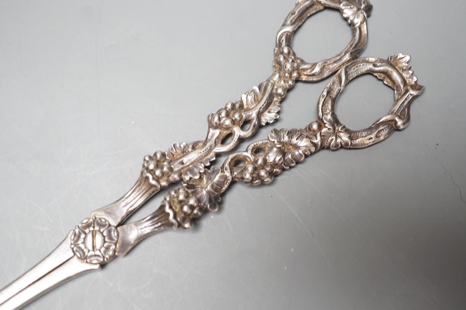 A pair of William IV silver grape scissors, London, 1832, no maker's marks, 18cm, 120 grams. - Image 2 of 3