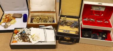 A quantity of assorted costume jewellery.