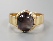 An 18ct gold and cabochon star sapphire? set ring, size R, gross weight 5.9 grams.