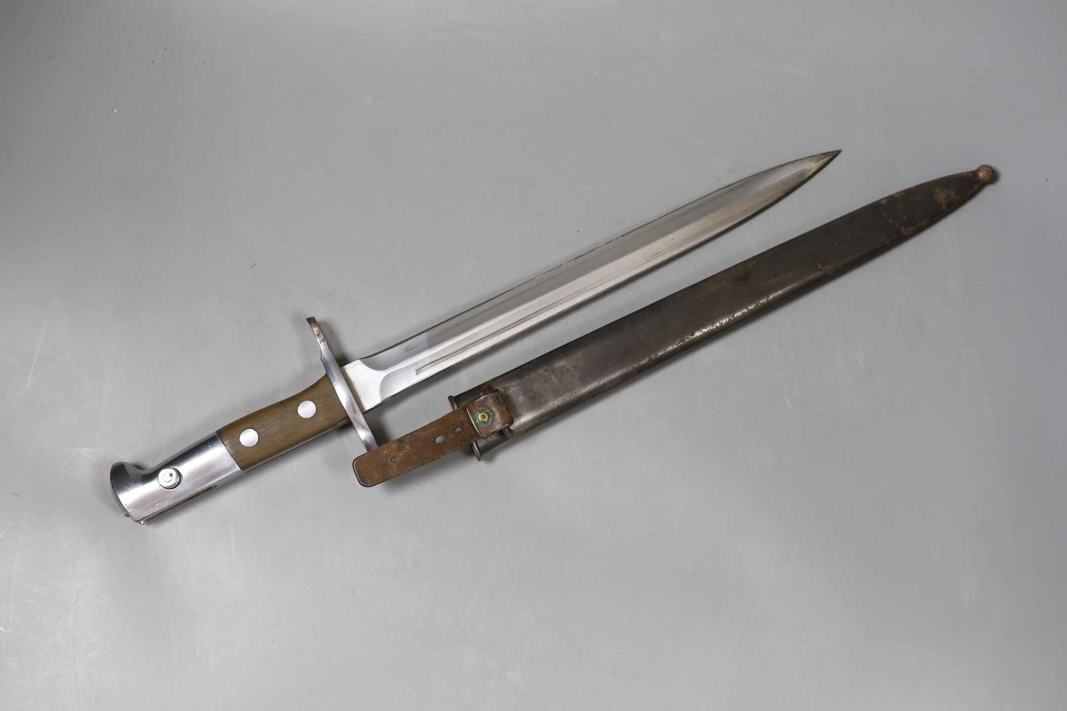 A Swiss bayonette, the blade marked WAFFENFABRIK NEUHAUSEN, hilt serial number 771335, with sheath - Image 2 of 4