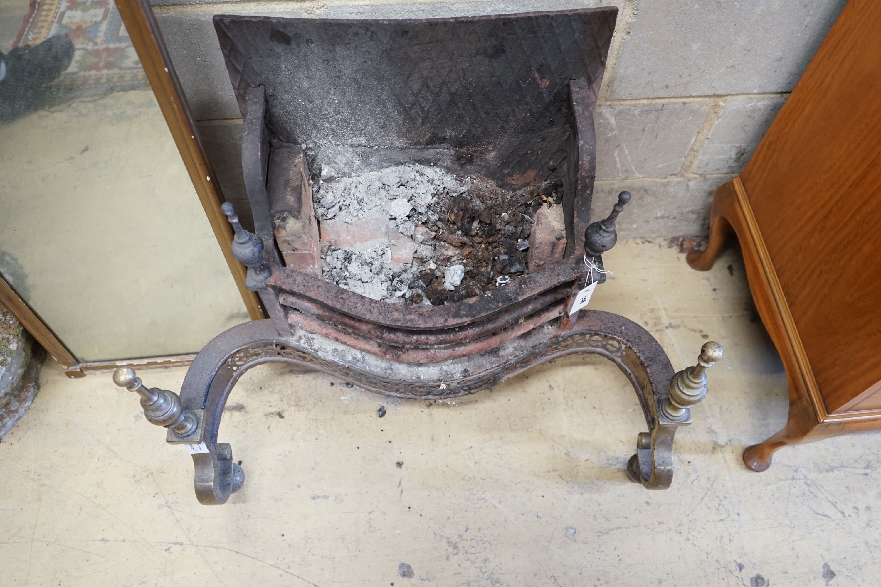 A Victorian brass mounted cast iron serpentine fire grate, width 80cm, depth 46cm, height 72cm - Image 2 of 2