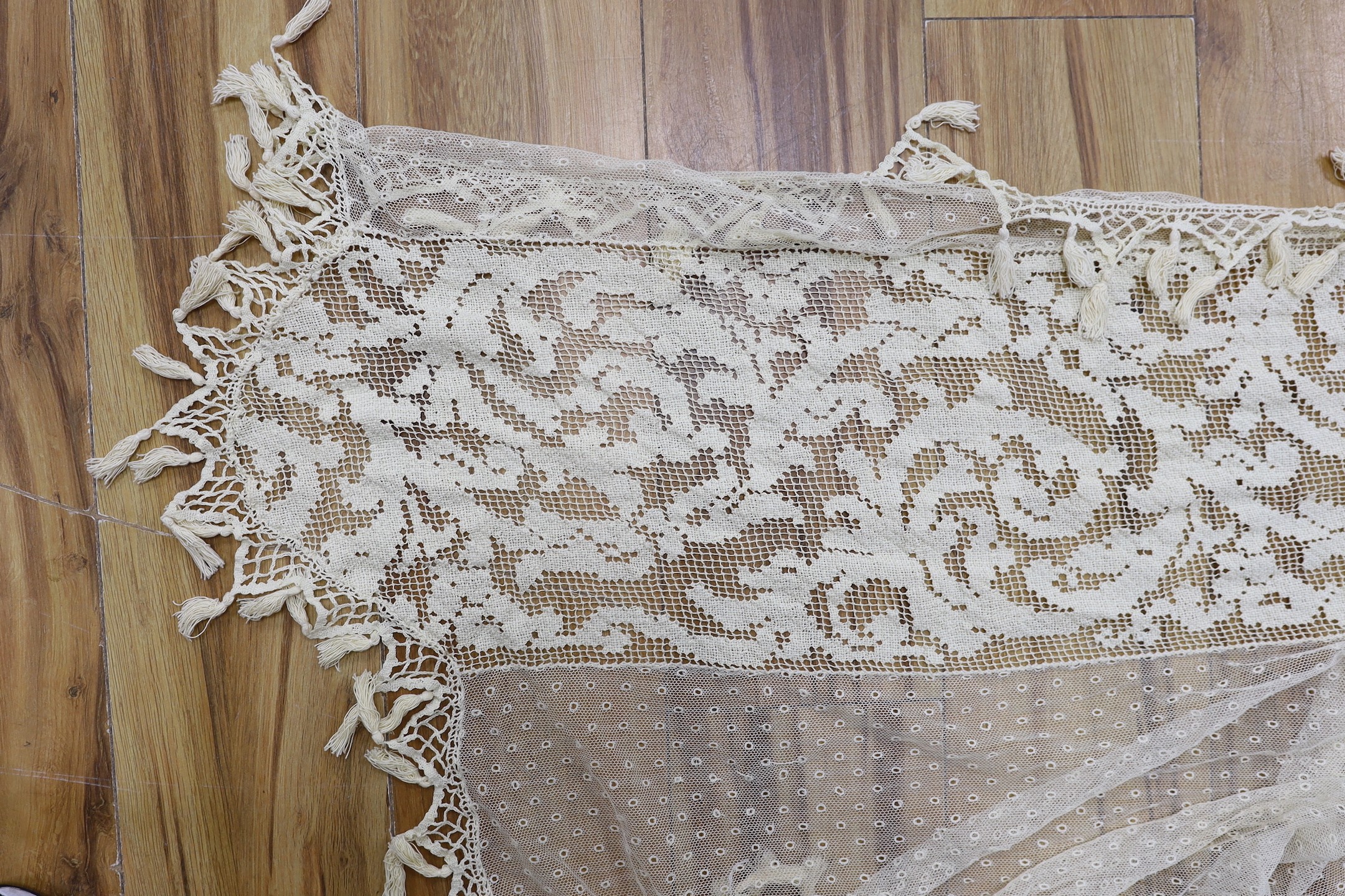 A pair of Edwardian fine net curtains bordered with wide fillet lace, edged with tasselled bobbin - Image 4 of 4