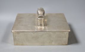 A George V silver twin compartment cigar/cigarette box, with handle, Goldsmiths & Silversmiths Co