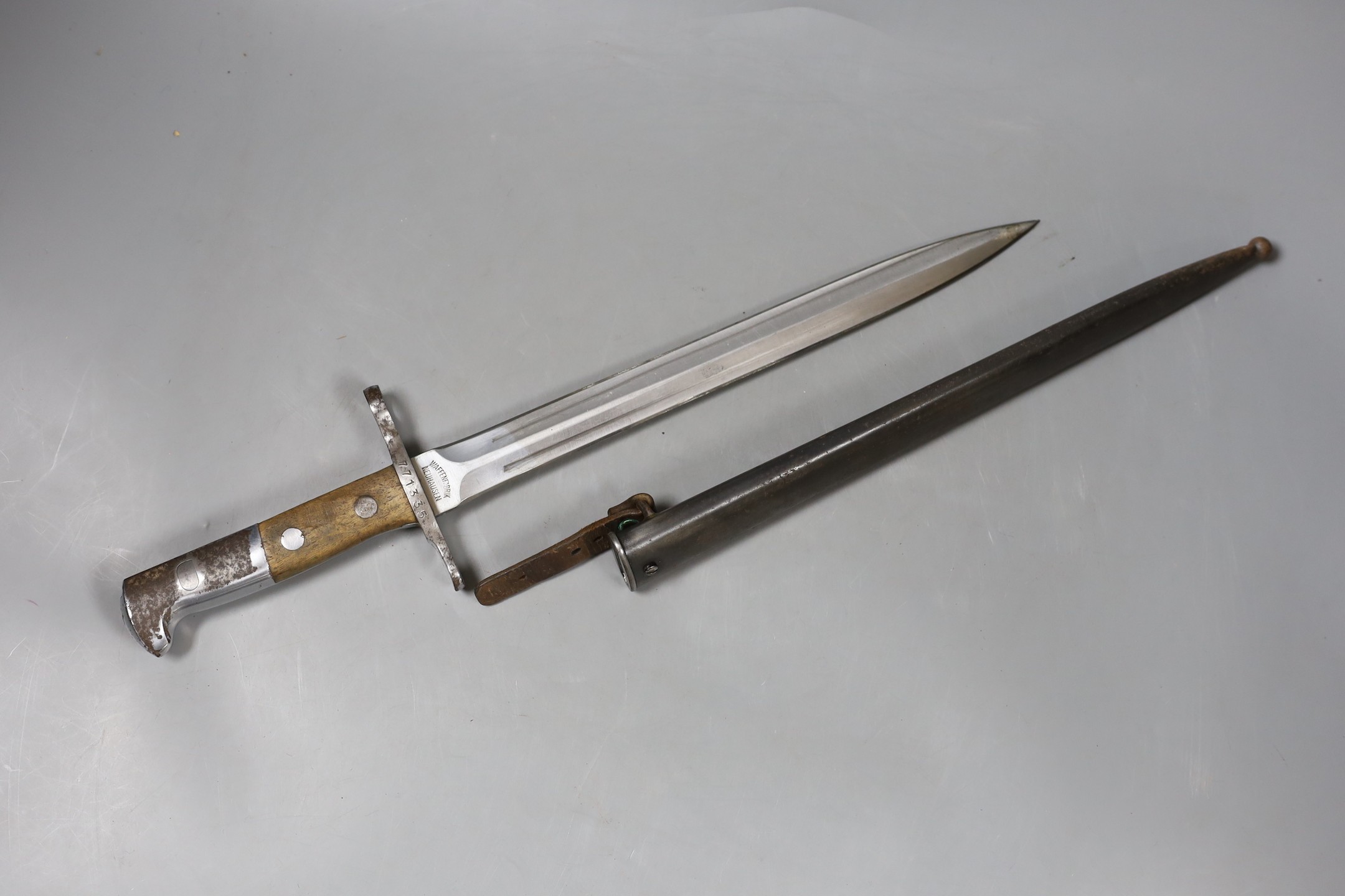 A Swiss bayonette, the blade marked WAFFENFABRIK NEUHAUSEN, hilt serial number 771335, with sheath - Image 3 of 4