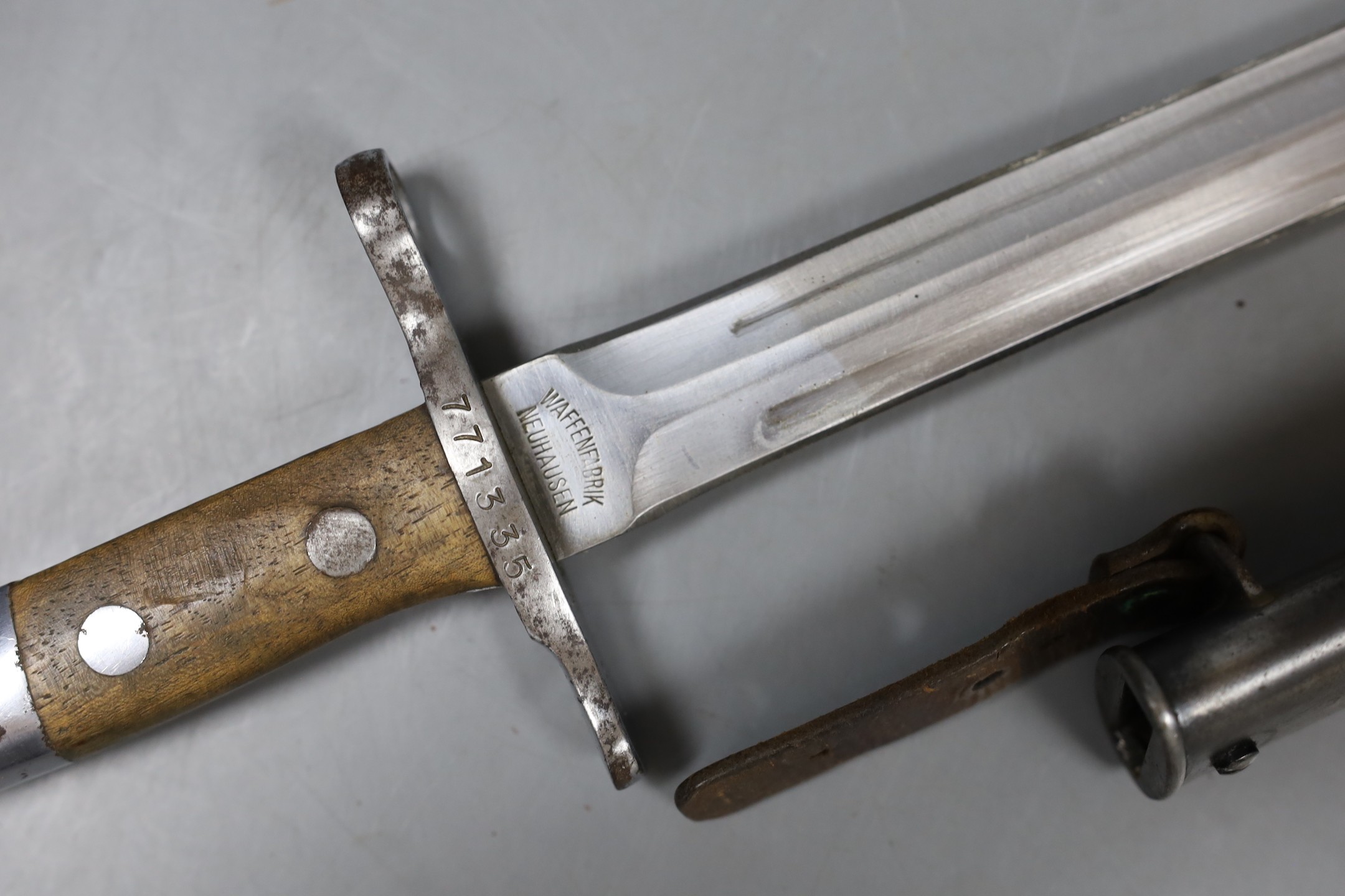 A Swiss bayonette, the blade marked WAFFENFABRIK NEUHAUSEN, hilt serial number 771335, with sheath - Image 4 of 4