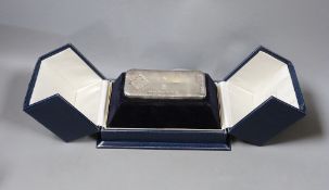 A modern Johnson & Matthey silver 1kg ingot, 11.3cm, with engraved presentation inscription, in