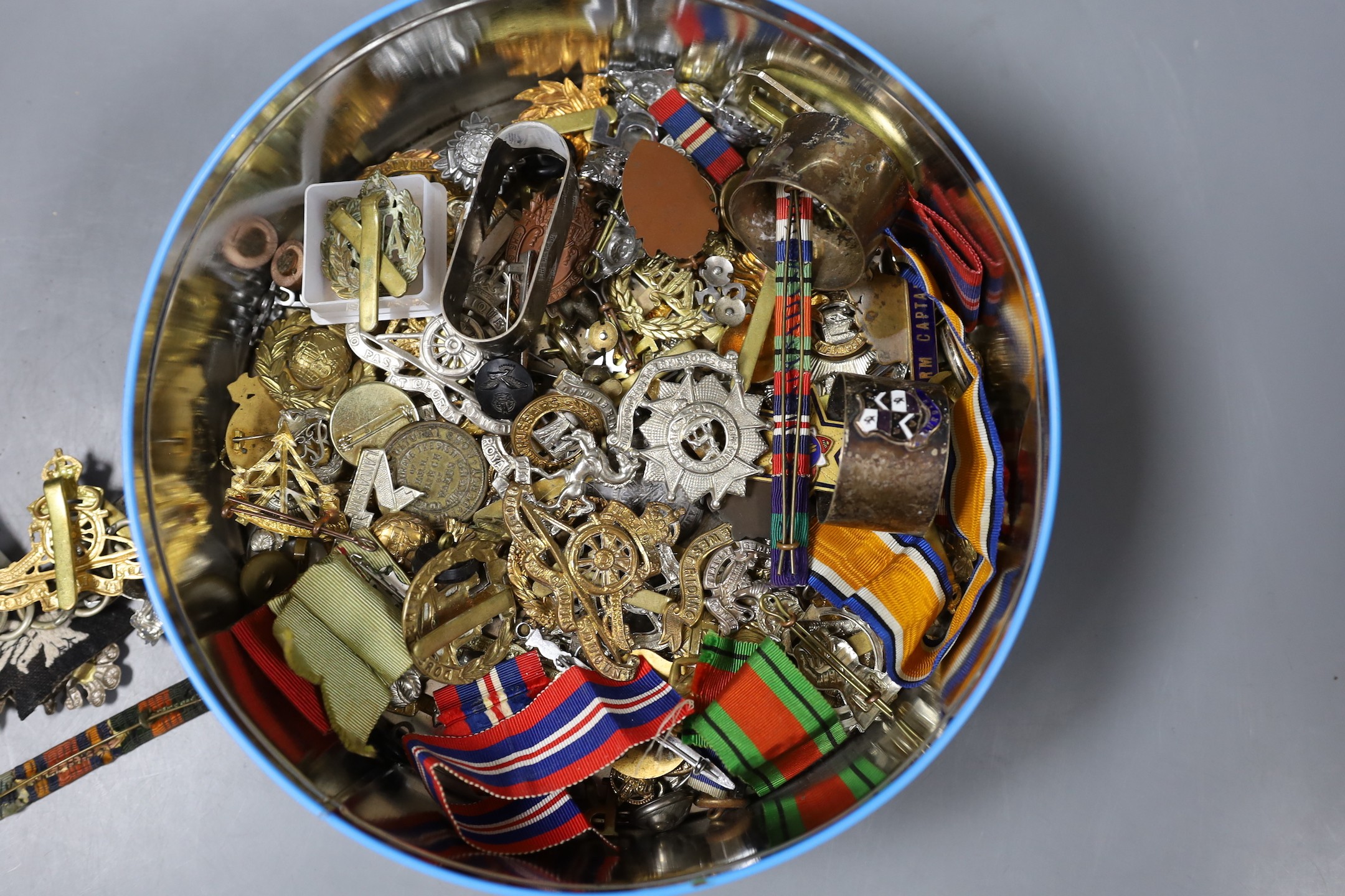 A mixed lot of military cap badges - Image 2 of 2