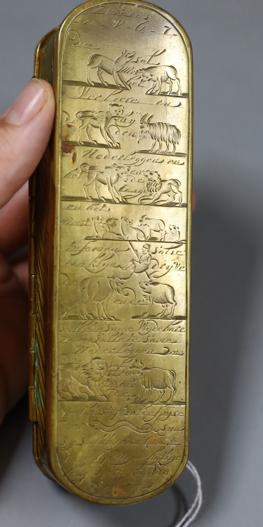A 17th/18th century finely engraved Dutch brass tobacco box - 15.5cm long - Image 4 of 4