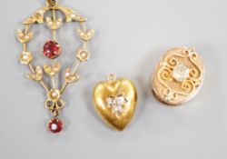 An early 20th century 15ct gold and three stone diamond set heart pendant, 16mm, gross 1.9 grams, an