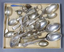 Eight assorted modern silver Kings pattern desert spoons, a pair of 18th century silver sugar nips