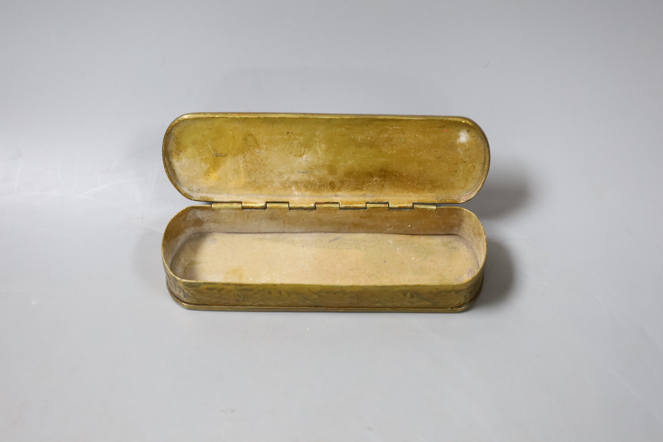 A 17th/18th century finely engraved Dutch brass tobacco box - 15.5cm long - Image 3 of 4