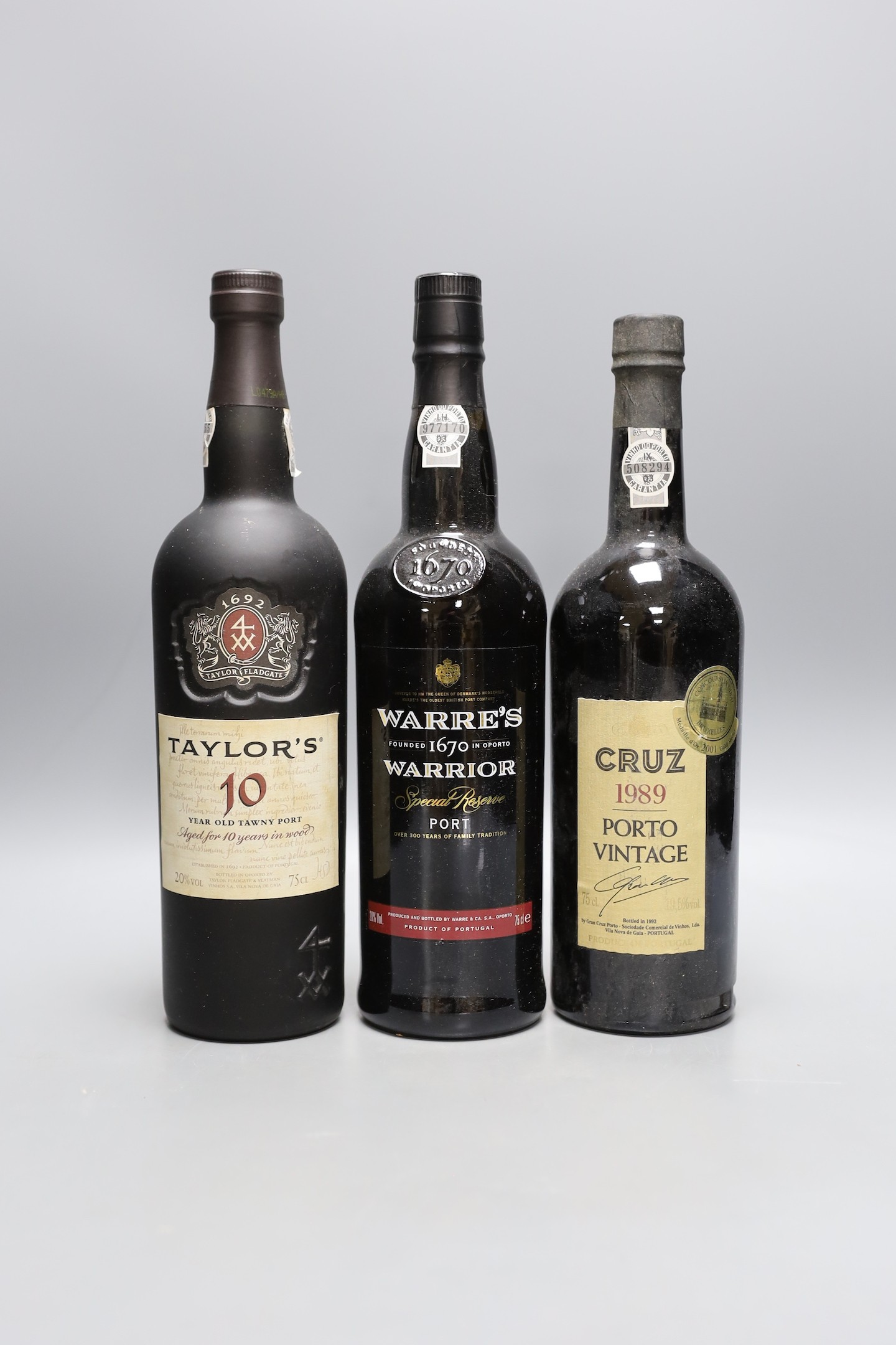 5 bottles of Cruz Porto vintage 1989, 3 bottles of Warres Warrior Special Reserve port and a