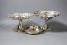 An Edwardian pieced silver tazze, London, 1901, diameter 20cm, a later silver pedestal dish and