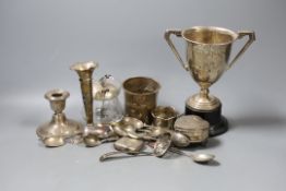 A collection of eighteen small pieces of silver and white metal items, including a silver topped