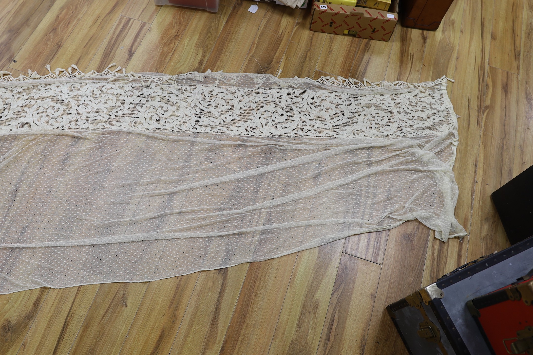 A pair of Edwardian fine net curtains bordered with wide fillet lace, edged with tasselled bobbin - Image 3 of 4