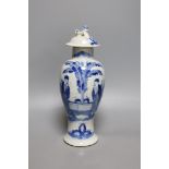 A Chinese blue and white crackle glaze vase and cover, early 20th century